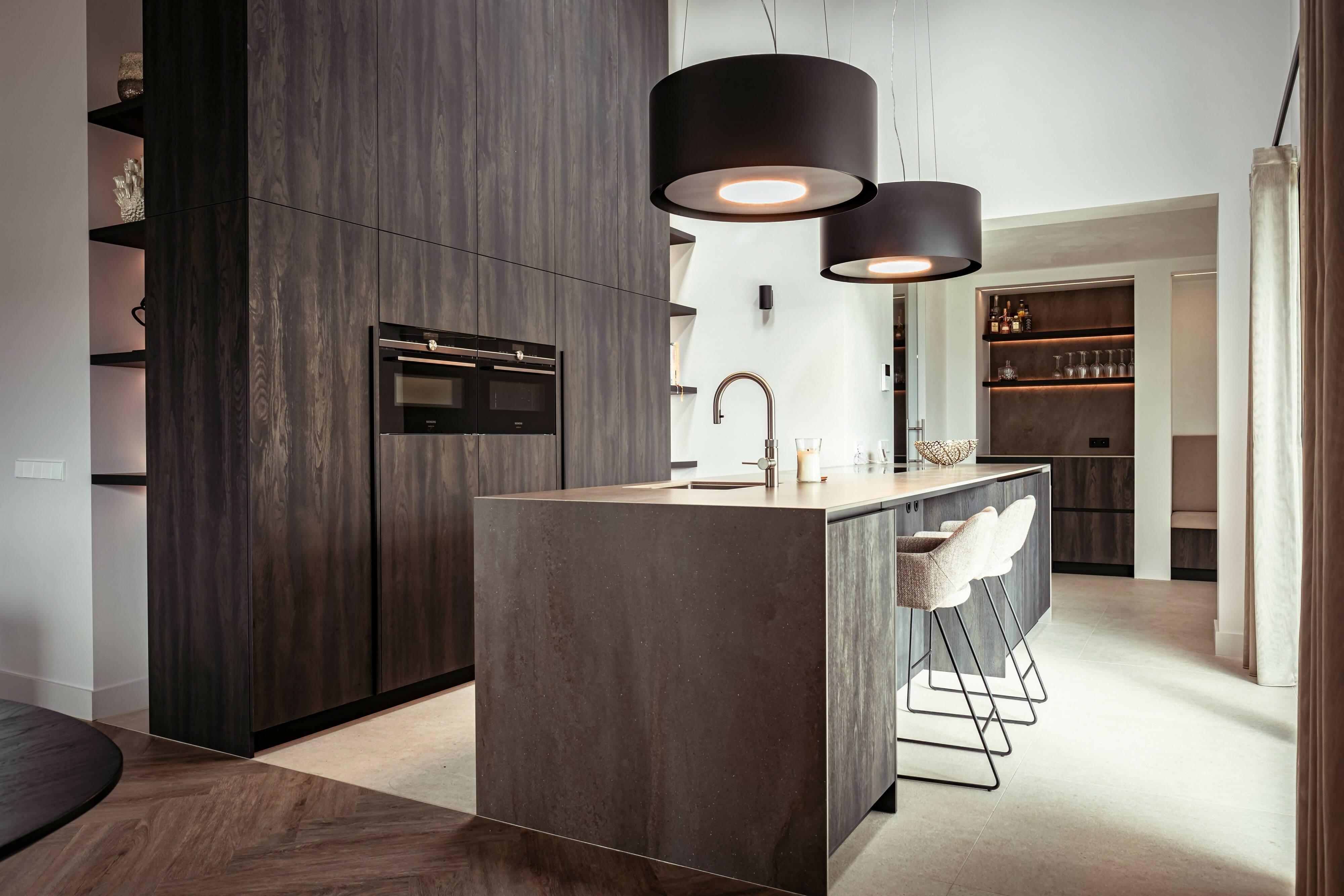 Exclusieve maatwerk keuken met wijn-bar