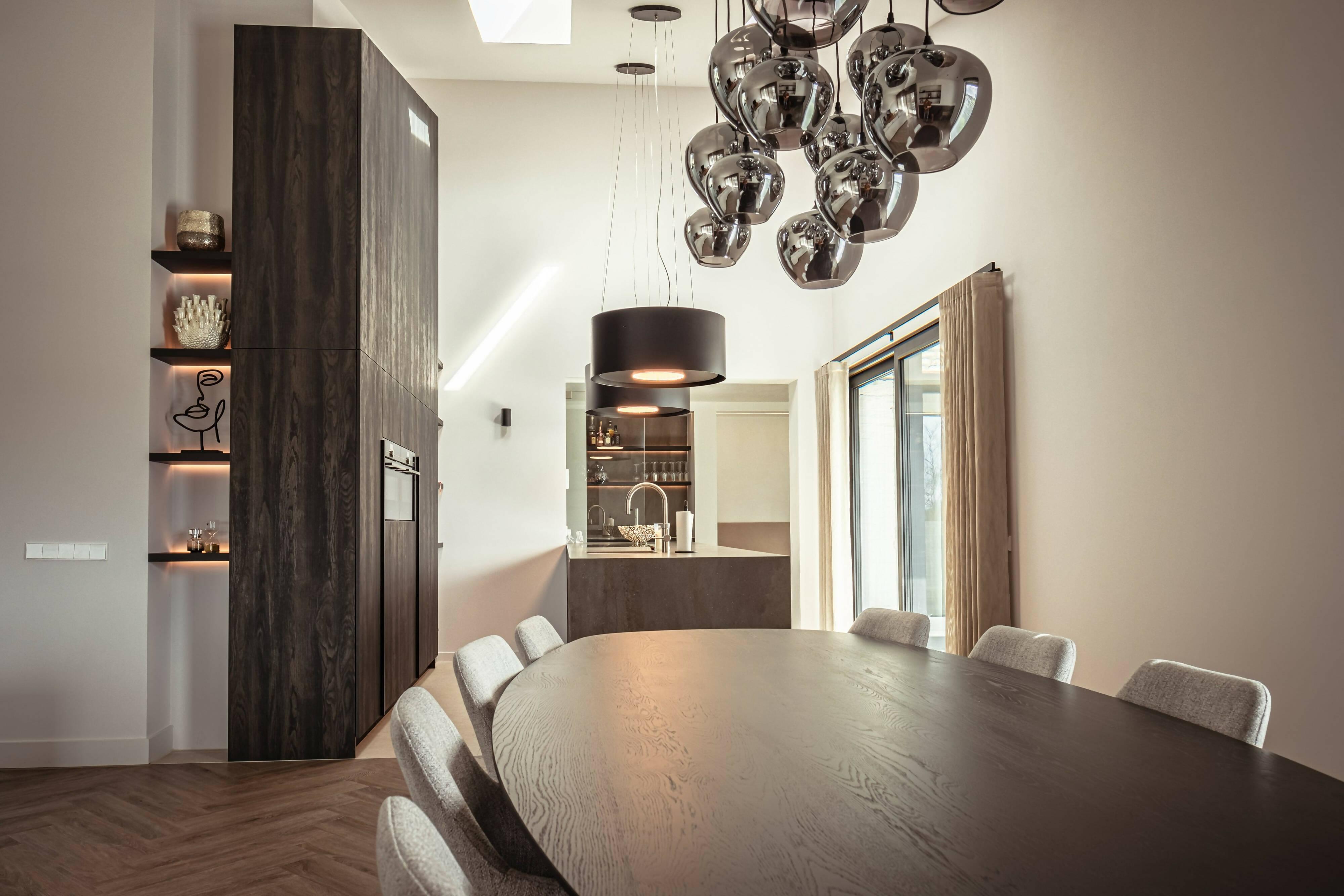Exclusieve maatwerk keuken met wijn-bar
