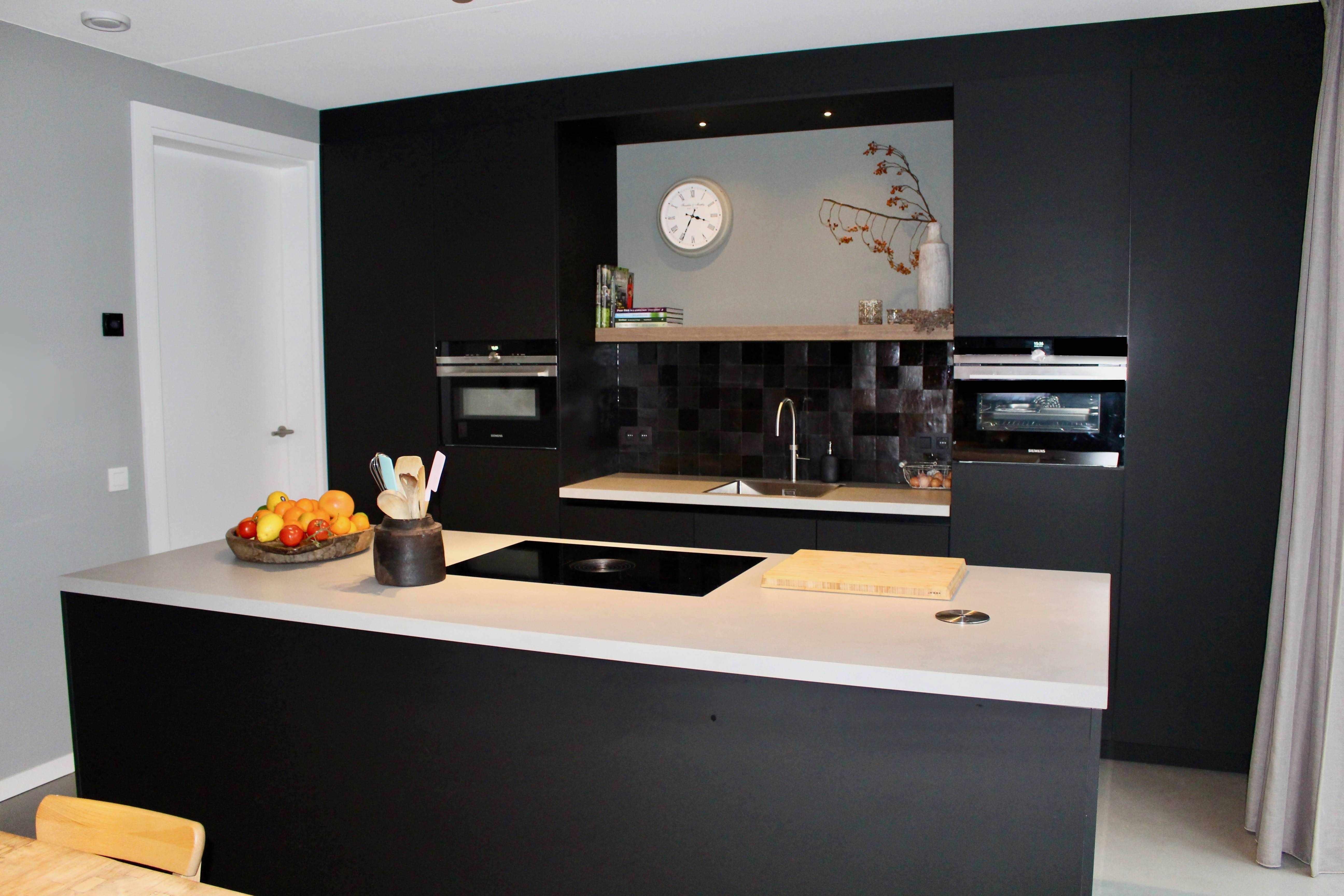 Fenix zwarte keuken kookeiland-NewLook Keukens-Keuken-Zwarte keuken met kookeiland-OBLY