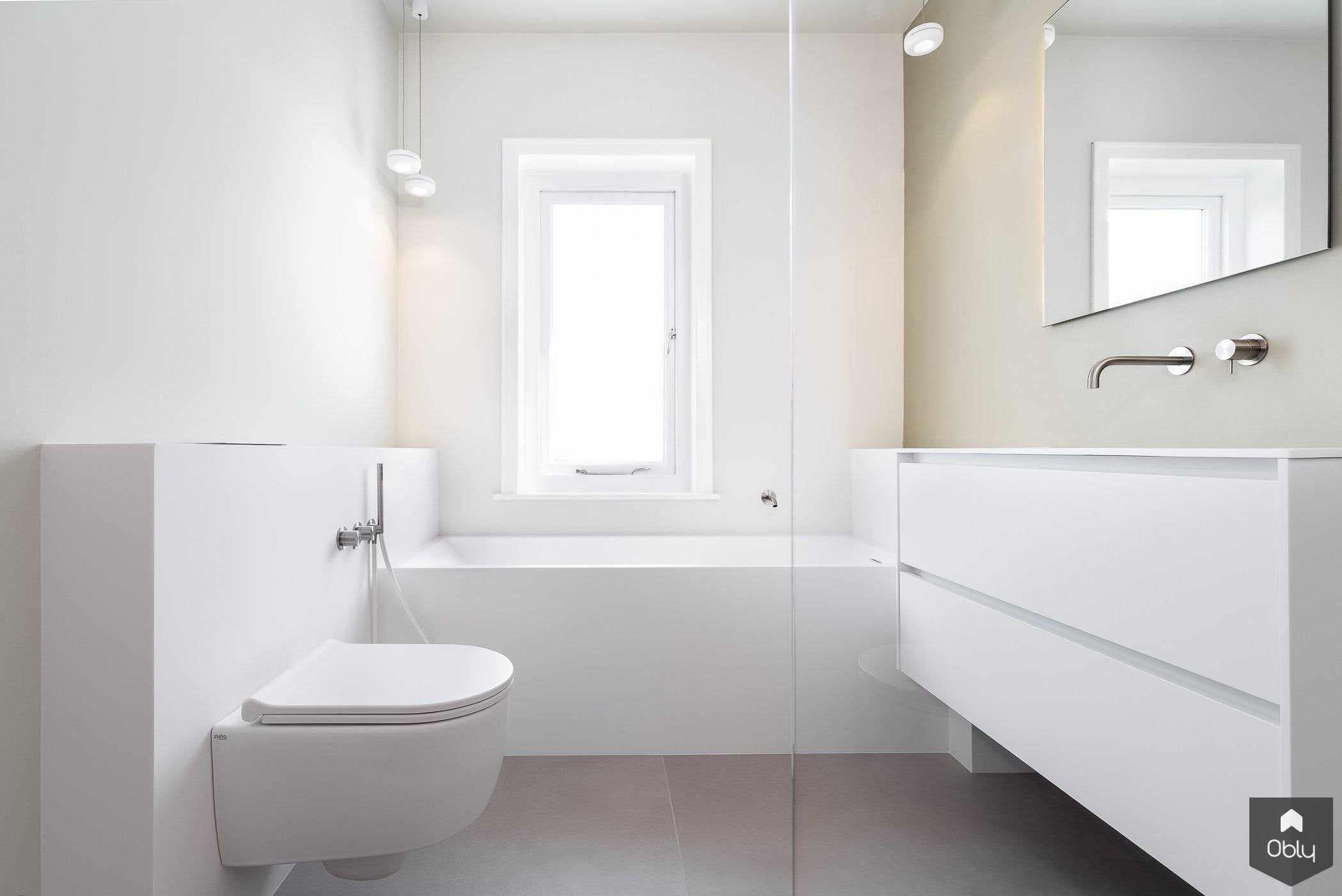 Frisse compacte badkamer-Fors design badkamers-alle,Badkamer,badkamer met inloopdouche glas,compacte badkamer inspiratie,kleine badkamer met bad en douche,kleine badkamer modern,lichte compacte badkamer,minimalistische compacte badkamer,ruimtebesparende badkamer oplossingen,slimme badkamer indeling klein,strakke kleine badkamer-OBLY