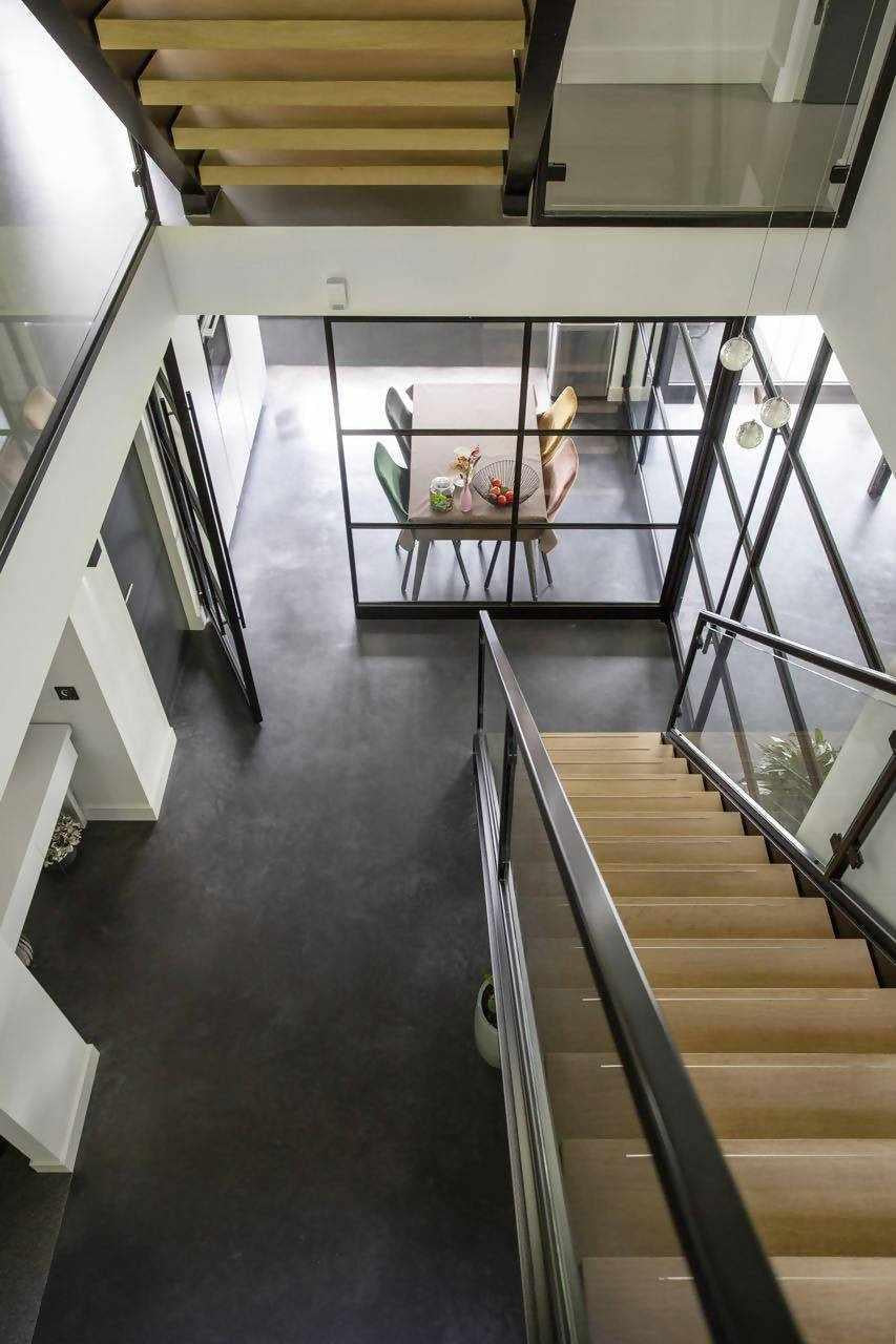 Gevlinderd beton in nieuwbouwhuis-Willem Designvloeren-antraciet vloer,betonlook vloer,gevlinderde betonvloer,industrieel interieur,modern interieur,naadloze vloer,onderhoudsvriendelijke vloer,Woonkamer,woonkamer vloer-Gevlinderde beton vloer in nieuwbouwhuis-OBLY