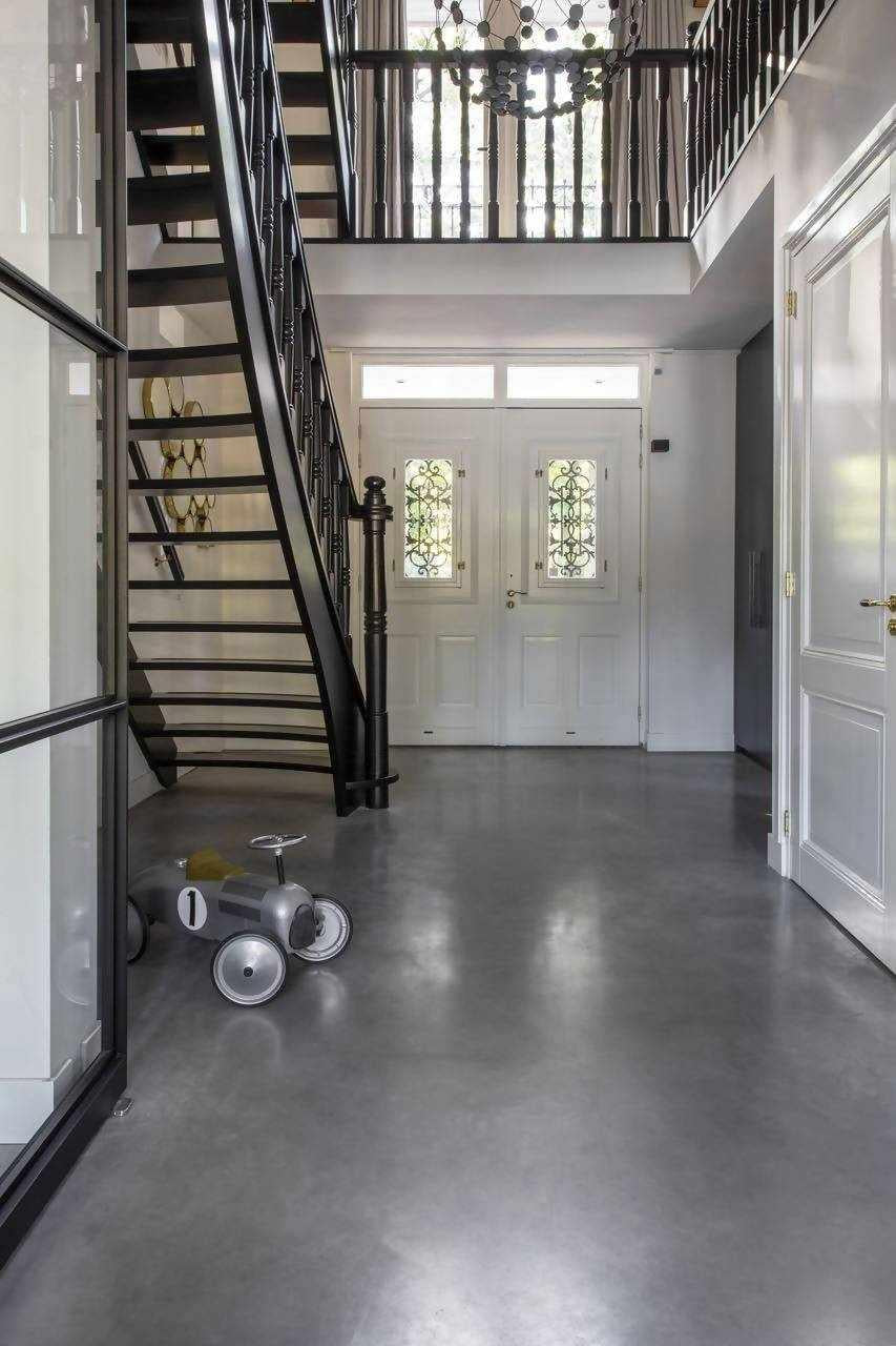 Gevlinderde betonvloer vrijstaande villa-Willem Designvloeren B.V.-betonlook vloer,gevlinderde betonvloer,industriële vloer,moderne vloerafwerking,naadloze vloer,onderhoudsvriendelijke vloer,robuuste vloer,tijdloze vloer,Vloeren,woonbeton vloer-OBLY