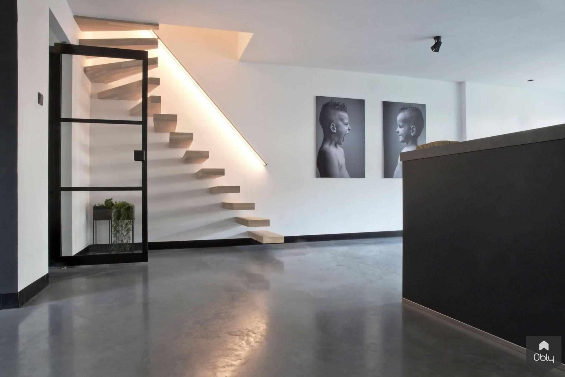 Gevlinderde woonbeton vloer en stalen deuren-Willem Designvloeren B.V.-alle,betonlook vloer,gevlinderde betonvloer,industriële stijl,jaren 70 woning,modern interieur,naadloze vloer,renovatie woning,stalen deuren,woonbeton,Woonkamer-Gevlinderde woonbeton vloer en stalen deuren | OBLY.com-OBLY