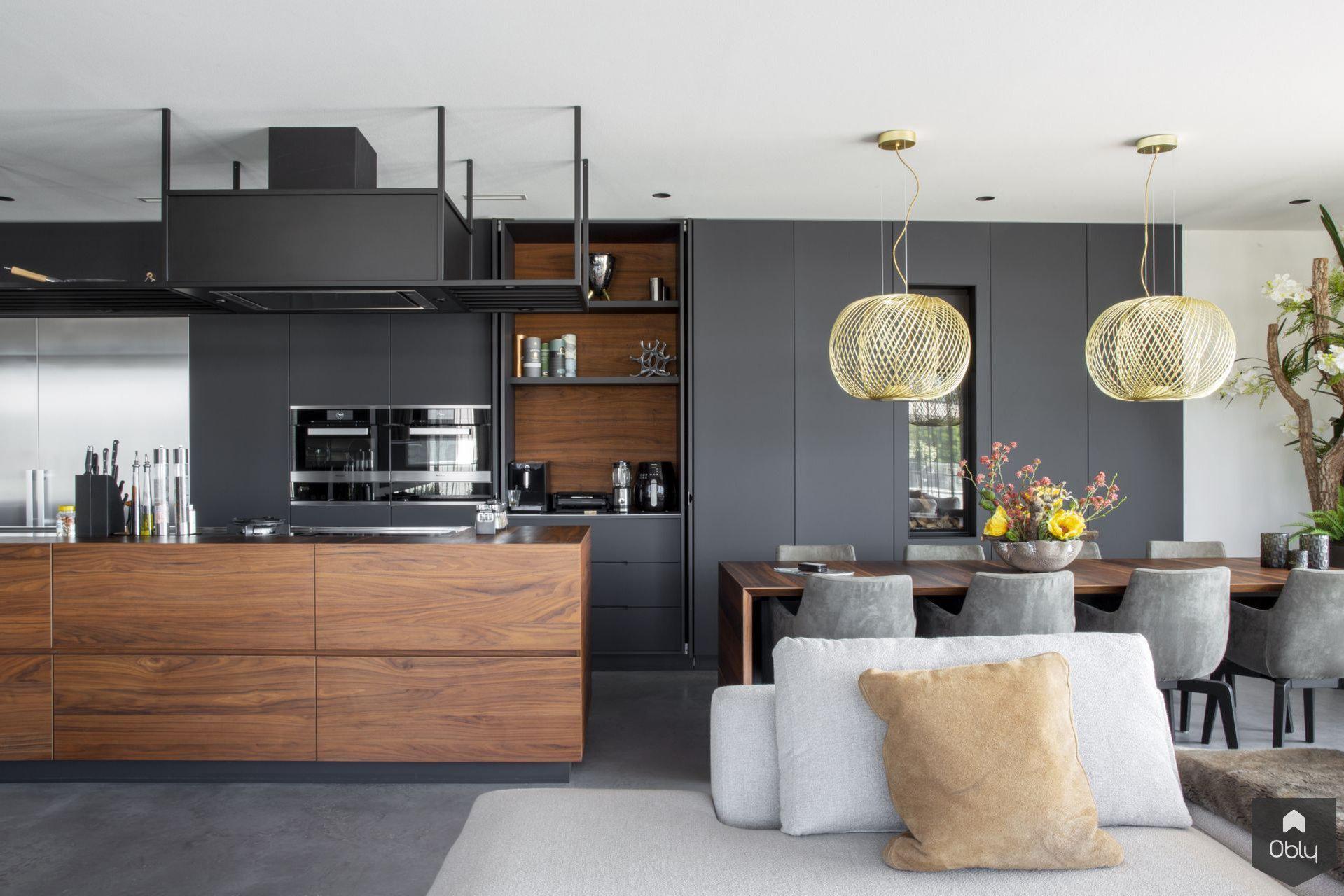 Gevlinderde woonbeton vloer in appartement-Willem Designvloeren B.V.-alle,appartement interieur,betonlook vloer,design interieur,gevlinderde betonvloer,Keuken,moderne woning,naadloze vloer,open woonruimte,woonbeton-OBLY