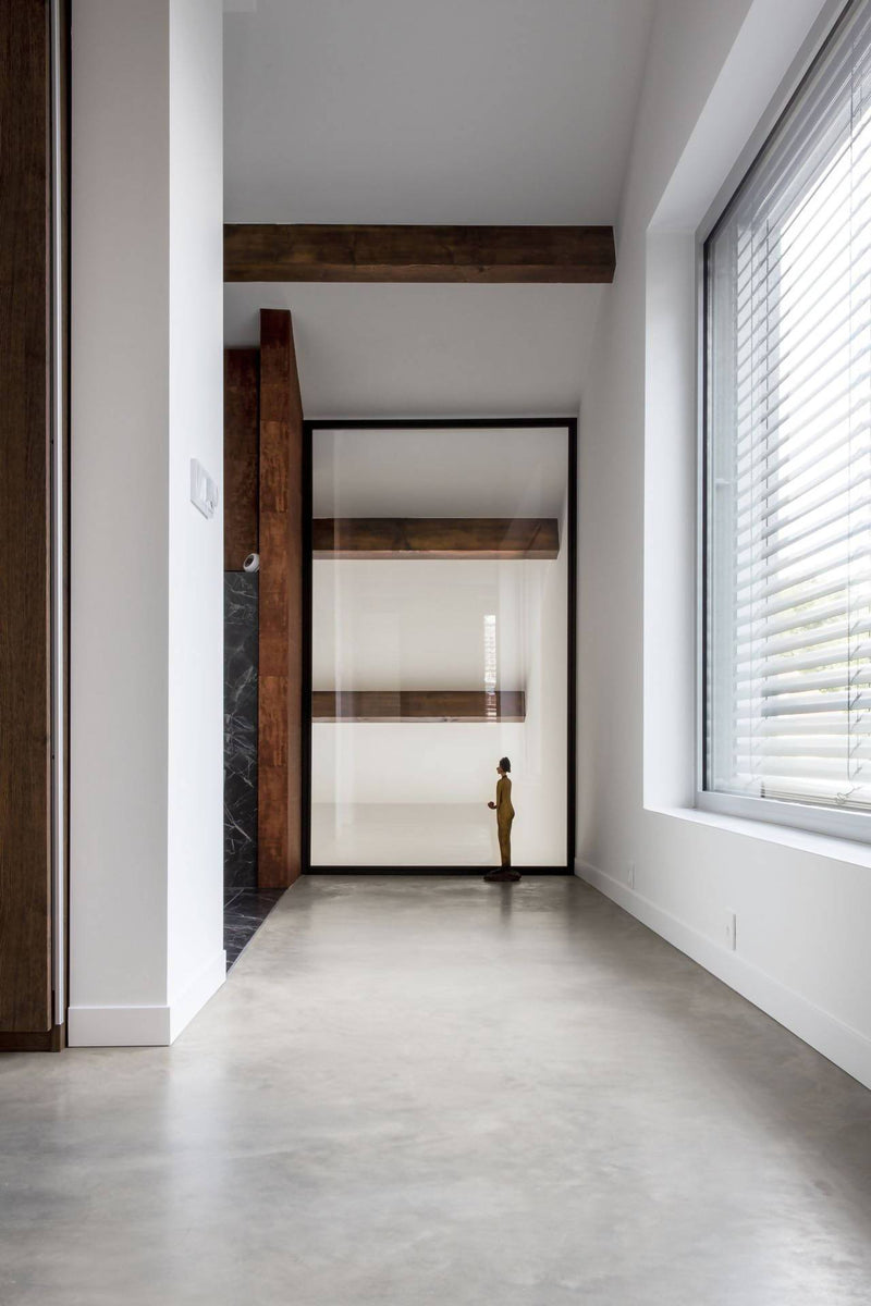 Gevlinderde woonbeton vloer in gerenoveerde woning-Obly-2-alle,Entree Hal Trap,Keuken,Woonkamer-Gevlinderde woonbeton vloer in gerenoveerde woning-OBLY