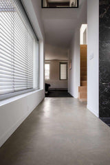 Gevlinderde woonbeton vloer in gerenoveerde woning-Willem Designvloeren B.V.-alle,Entree Hal Trap,Gietvloeren,Keuken,Vloeren,Woonkamer-Gevlinderde woonbeton vloer in gerenoveerde woning-OBLY