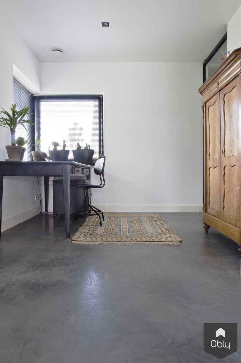 Gevlinderde woonbeton vloer in midden grijs-Willem Designvloeren B.V.-alle, Woonkamer-OBLY