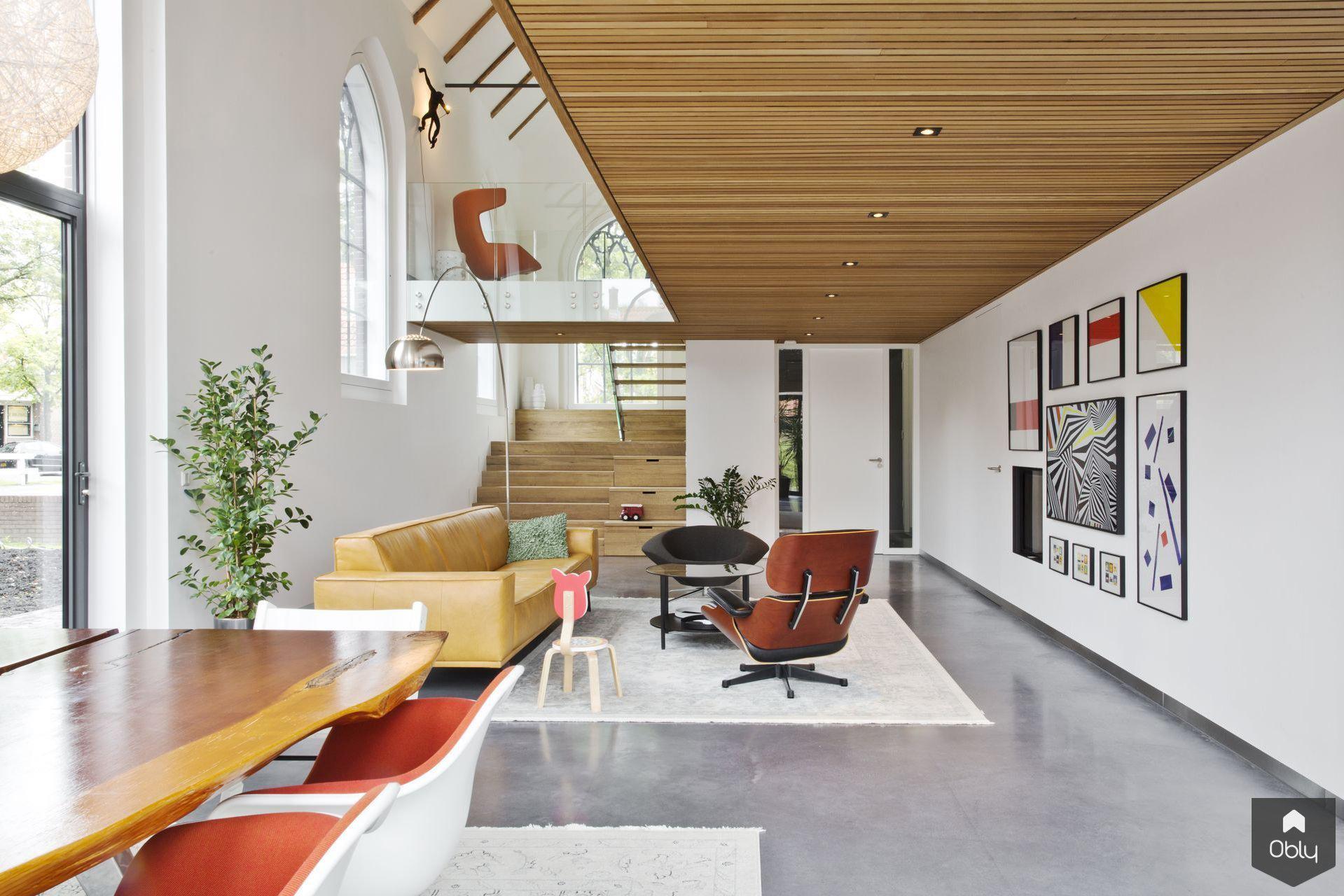 Gevlinderde woonbeton vloer in oude kerk-Willem Designvloeren B.V.-alle,betonlook vloer,design interieur,gevlinderde betonvloer,herbestemming gebouw,modern interieur,naadloze vloer,renovatie kerk,woonbeton,Woonkamer-OBLY
