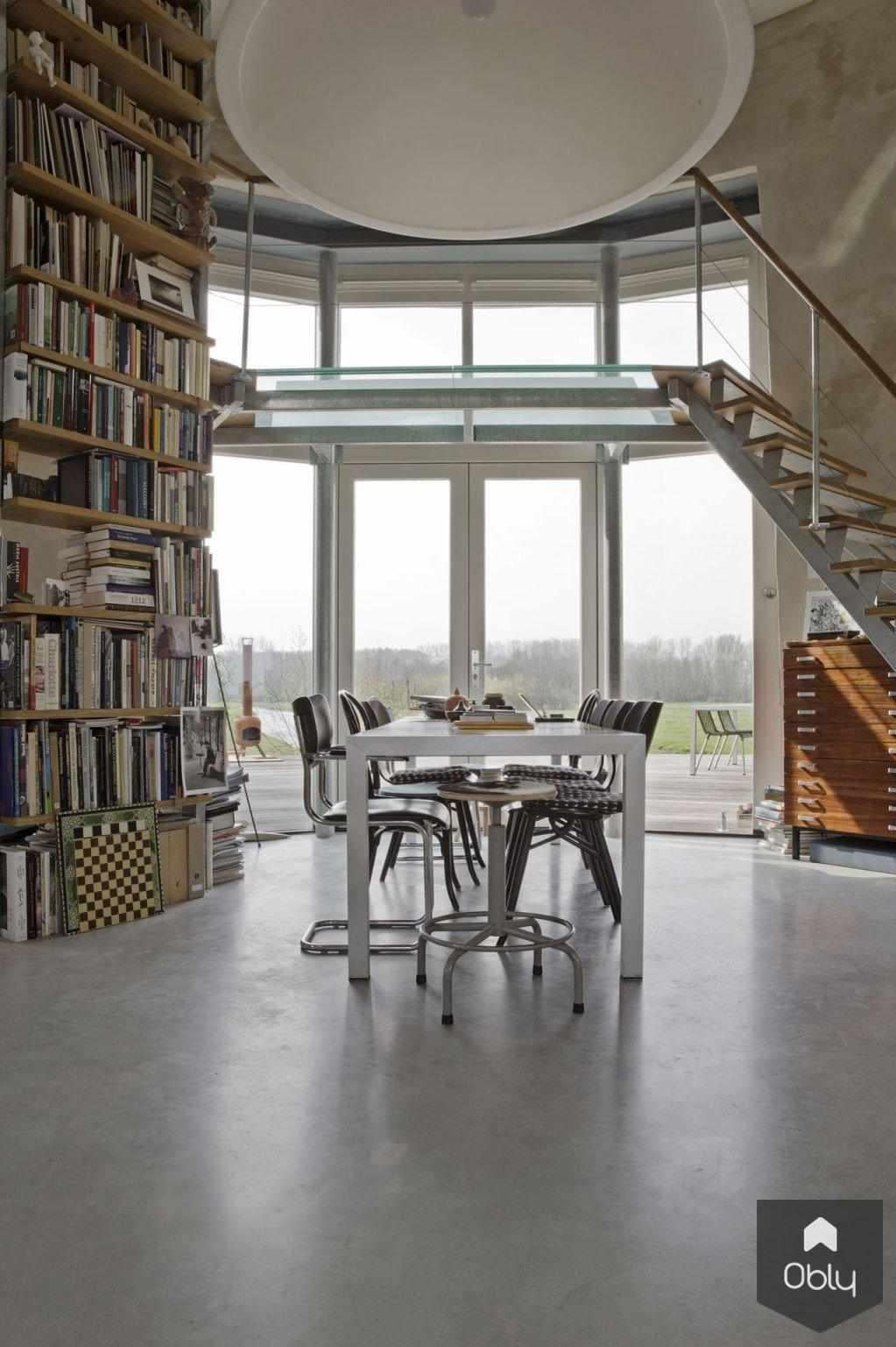 Gevlinderde woonbeton vloer in woon-watermolen-Willem Designvloeren B.V.-alle,betonlook vloer,gevlinderde betonvloer,herbestemming gebouw,landelijke stijl,naadloze vloer,renovatie woning,vintage interieur,woonbeton,Woonkamer-OBLY