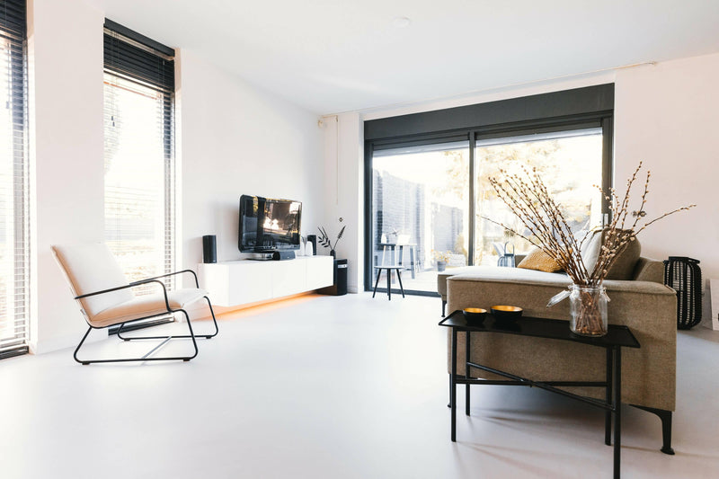 Gietvloer betonlook grijs in nieuwbouwwoning-OBLY-woonkamer-Gietvloer betonlook grijs in nieuwbouwwoning -OBLY
