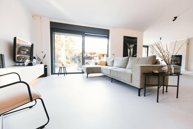 Gietvloer betonlook grijs in nieuwbouwwoning-OBLY-woonkamer-Gietvloer betonlook grijs in nieuwbouwwoning -OBLY