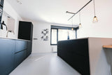 Gietvloer betonlook grijs in nieuwbouwwoning-OBLY-woonkamer-Gietvloer betonlook grijs in nieuwbouwwoning -OBLY
