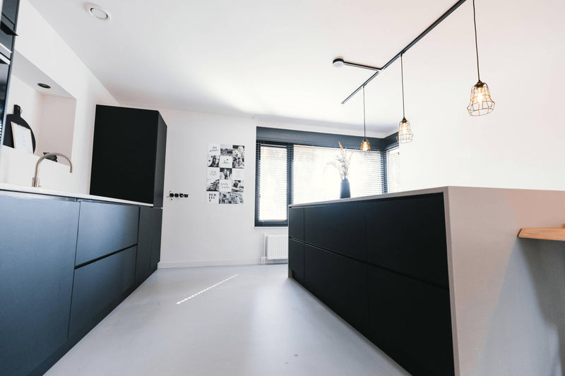 Gietvloer betonlook grijs in nieuwbouwwoning-OBLY-woonkamer-Gietvloer betonlook grijs in nieuwbouwwoning -OBLY