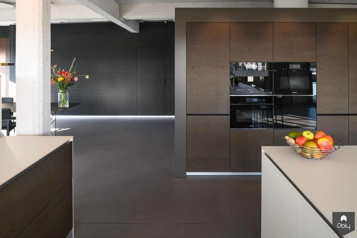 Glazen keuken in penthouse in oude fabriek-Bert van Vlijmen-alle,exclusieve penthouse inrichting,glazen keuken penthouse,glazen werkblad keuken,industriële loft keuken,Keuken,luxe keuken oude fabriek,minimalistische leefkeuken,moderne design keuken,Valcucine keuken inspiratie-OBLY