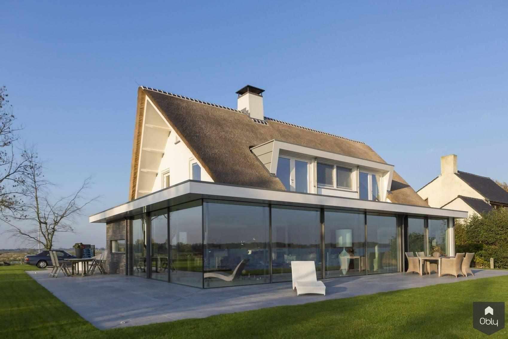 Glazen schuifpui woning aan het water-KELLER minimal windows® by Kumasol-alle,aluminium schuifpui,binnen buiten verbinding,Exterieur vrijstaand,glazen schuifpui,grote glaspartijen,lichtinval woning,luxe woning waterzijde,moderne villa exterieur,villa met uitzicht,Vrijstaand,woning aan het water-Glazen schuifpui woning aan het water | OBLY.com-OBLY
