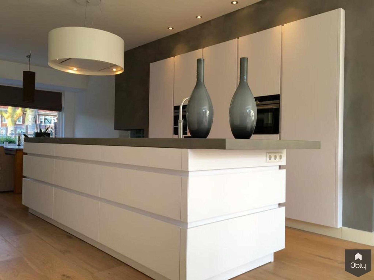 Greeploze LEICHT keuken met betonnen aanrechtblad-Wildhagen Design Keukens-alle,betonnen werkblad,design keuken,Keuken,lichte keuken,luxe keuken inspiratie,minimalistische keuken,moderne leefkeuken,Quooker Fusion,Wave afzuiging-OBLY