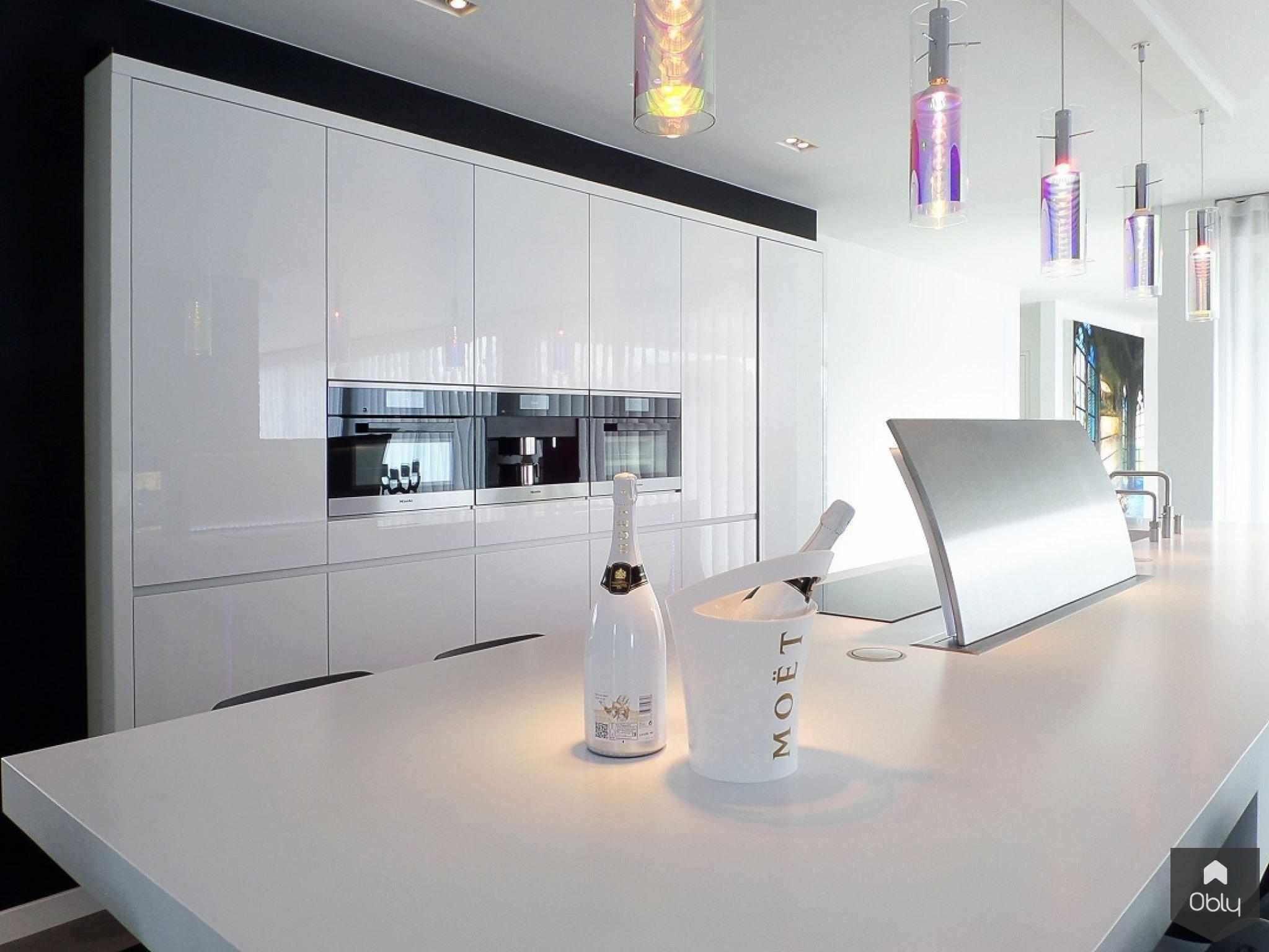 Greeploze hoogglans keuken met Corian werkblad-Cora Techniek-alle,designkeuken met Corian kookeiland,eigentijdse keuken met geïntegreerde verlichting,exclusieve keuken met naadloos werkblad,Greeploze hoogglans keuken met Corian werkblad,Keuken,luxe keuken met LED-verlichting,minimalistische leefkeuken met hoogglans fronten,moderne keuken met Quooker en downdraft afzuiging,moderne witte designkeuken,strak kookeiland met Corian blad,witte maatwerk keuken met zwevend zitgedeelte-OBLY