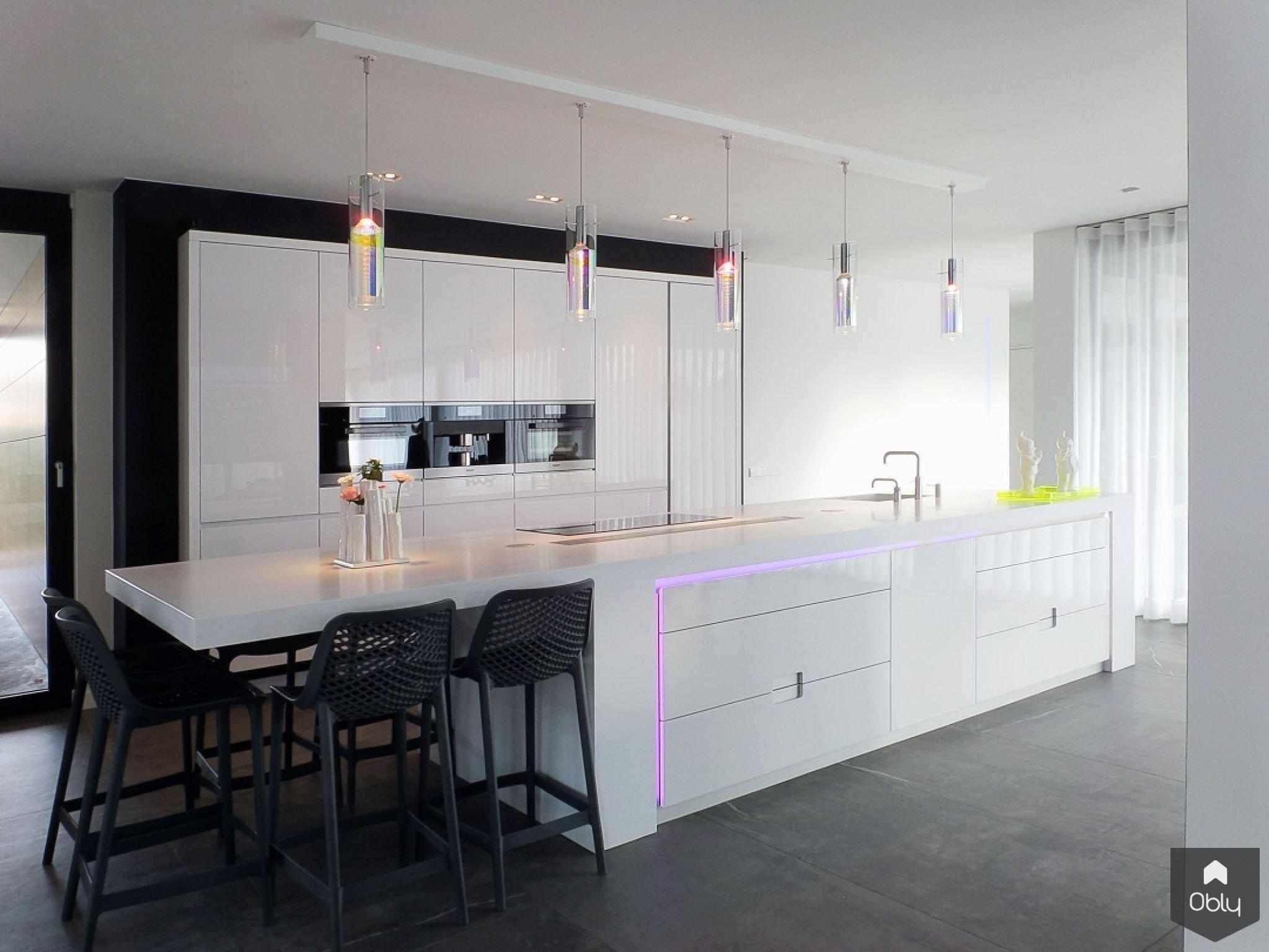 Greeploze hoogglans keuken met Corian werkblad-Cora Techniek-alle,designkeuken met Corian kookeiland,eigentijdse keuken met geïntegreerde verlichting,exclusieve keuken met naadloos werkblad,Greeploze hoogglans keuken met Corian werkblad,Keuken,luxe keuken met LED-verlichting,minimalistische leefkeuken met hoogglans fronten,moderne keuken met Quooker en downdraft afzuiging,moderne witte designkeuken,strak kookeiland met Corian blad,witte maatwerk keuken met zwevend zitgedeelte-OBLY