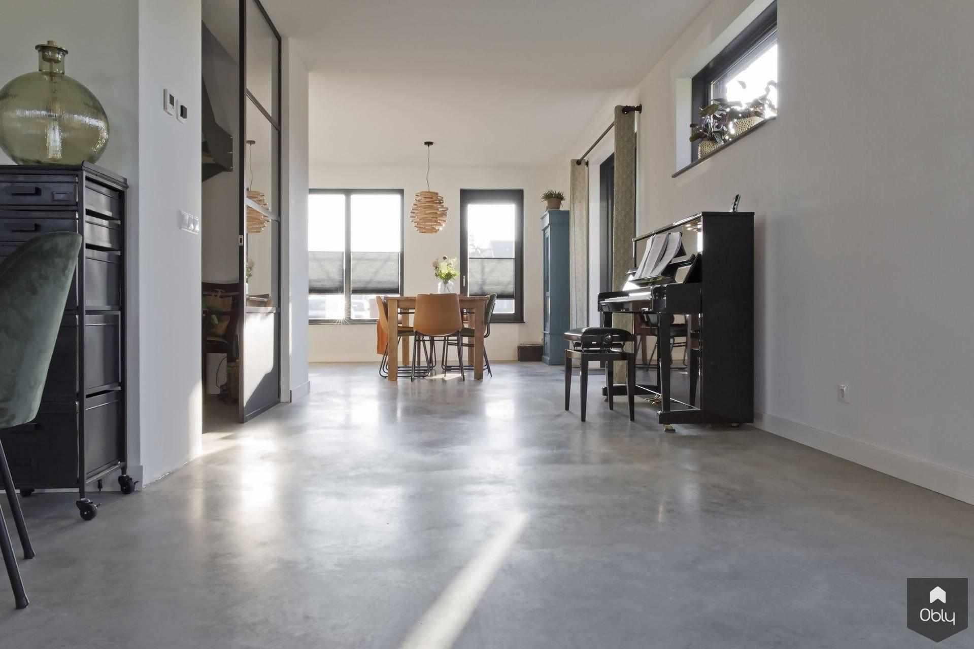 Grijze woonbetonvloer in nieuwbouwwoning-Willem Designvloeren B.V.-alle,basisgrijs,gevlinderde betonvloer,grijze vloer,Keuken,modern interieur,naadloze vloer,nieuwbouwwoning,onderhoudsvriendelijke vloer,woonbeton,Woonkamer,zandkleur-Grijze woonbetonvloer in nieuwbouwwoning | OBLY.com-OBLY
