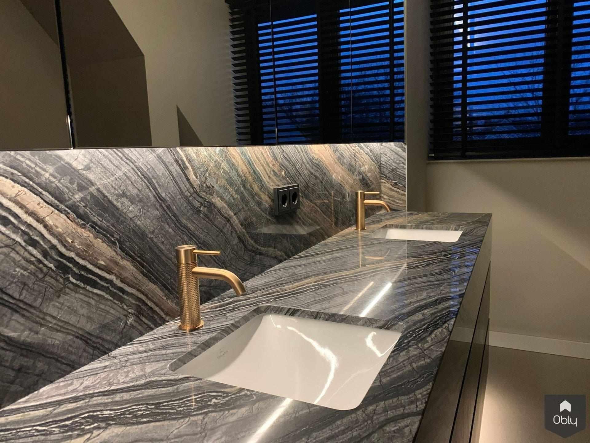 Grote keramische tegels in badkamer-MoreFloors-alle,Badkamer,exterieur tegel design,interieur badkamer keramische tegels,interieur badkamer natuursteen look tegels,keuken keramische tegels modern,woonkamer keramische vloer design-OBLY