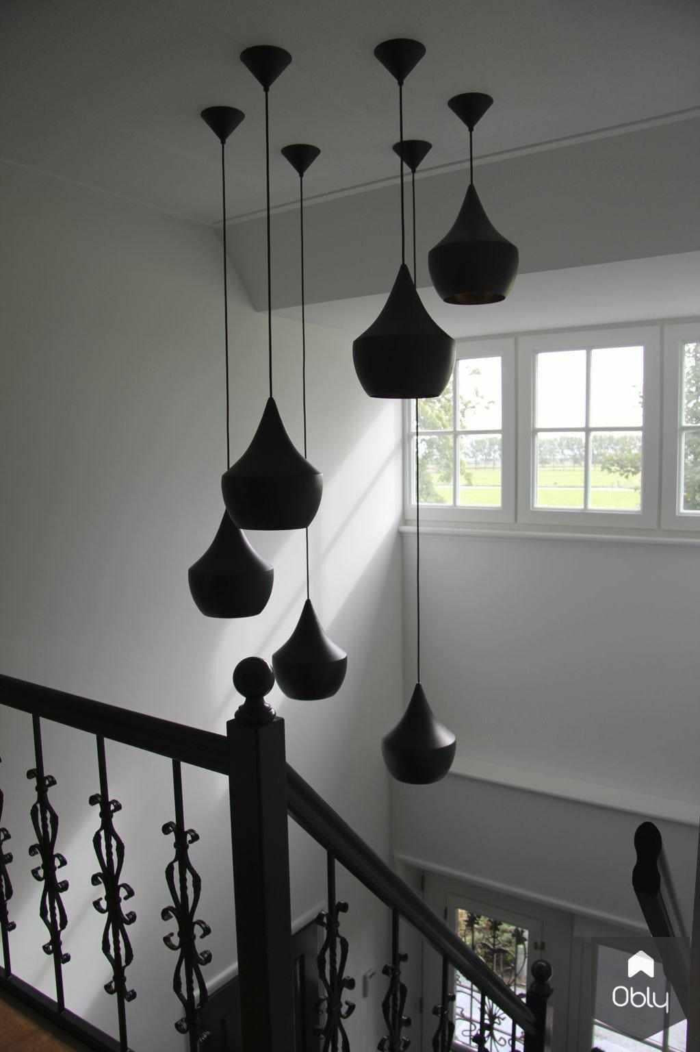 Hal villa Oosthuizen-Suzanne-Holtz-Studio-alle,donkere maatwerk deuren,Entree hal trap,exclusieve villa details,hal villa Oosthuizen,luxe villa entree,moderne interieur inspiratie,moderne trap verlichting,sfeervolle trapopgang,stijlvolle hal inrichting-OBLY