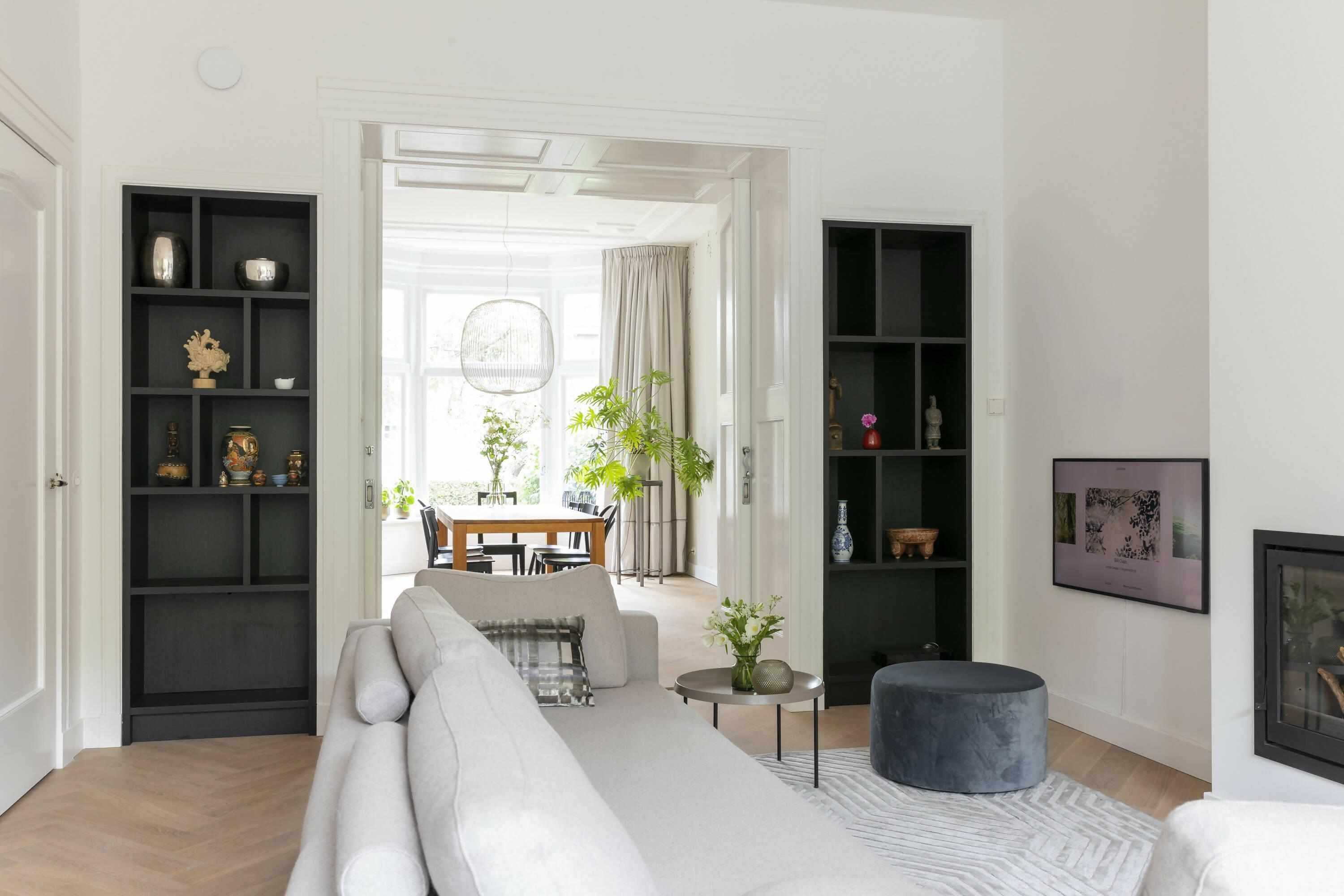 Herenhuis uit 1921-Pleun Interiors-authentieke details woning,herenhuis interieur,jaren 20 interieur,jaren 20 woning renovatie,klassiek interieur,luxe stoffering,stijlvol herenhuis,warm en tijdloos interieur,woning uit 1921,woonkamer-Herenhuis uit 1921-OBLY