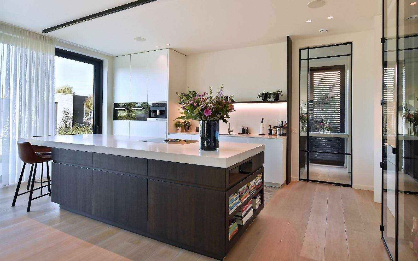 High-end keuken met taatsdeuren-Stalendeurenhuys-alle,design keukeninterieur,glazen taatsdeur,luxe keukenontwerp,maatwerk stalen deuren,moderne woonkeuken,stalen binnendeuren,stalen taatsdeuren-OBLY