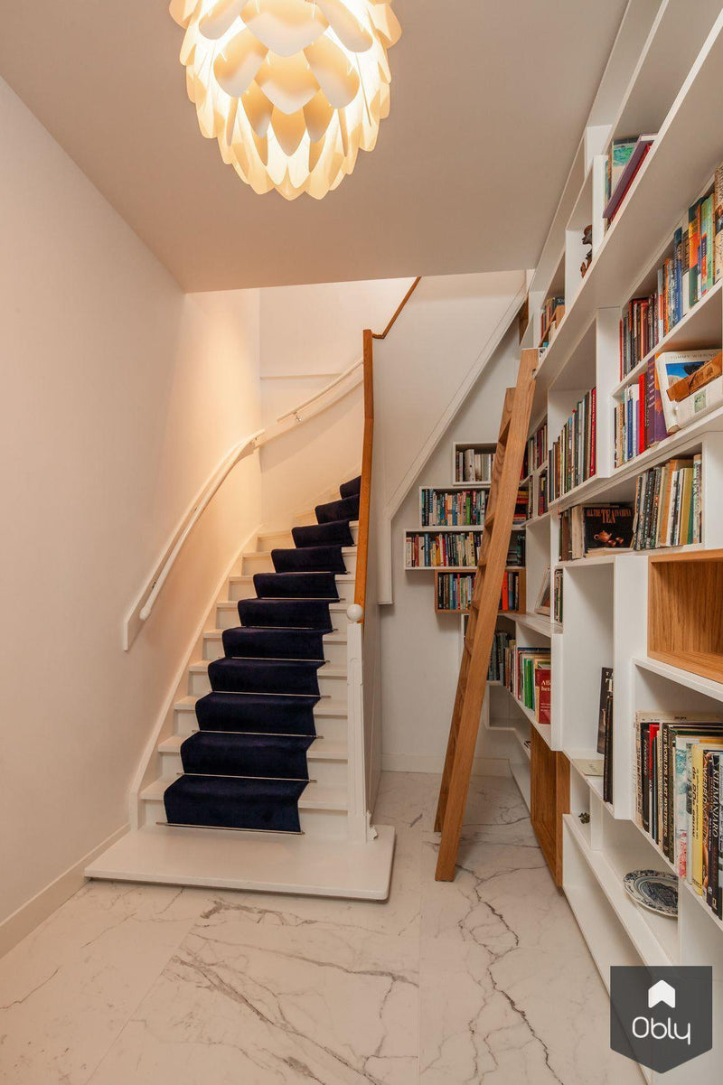Hoge eiken fineer boekenkast-Berka Interieurbouw en Meubelmakerij-alle,Entree hal trap-OBLY