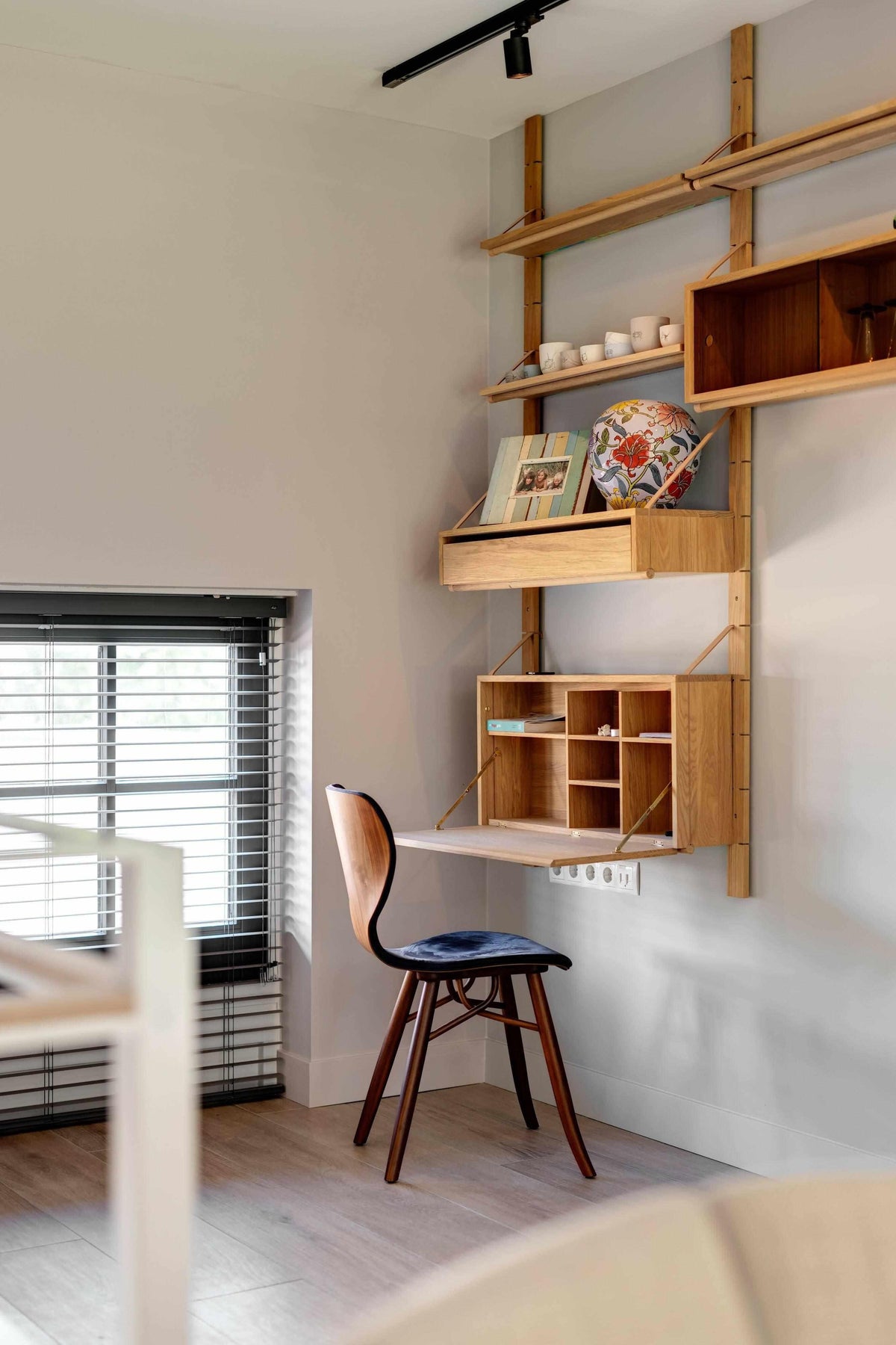 Hoge keuken verbonden met woonkamer-Huisvanbinnen-design meubels interieur,hoge keuken woonkamer,Keuken,lichte keuken inspiratie,maatwerk stalen trap,minimalistisch interieurdesign,moderne woonkeuken,open leefruimte,verbonden woonkamer keuken,witte houtlook keuken-Hoge keuken verbonden met woonkamer-OBLY
