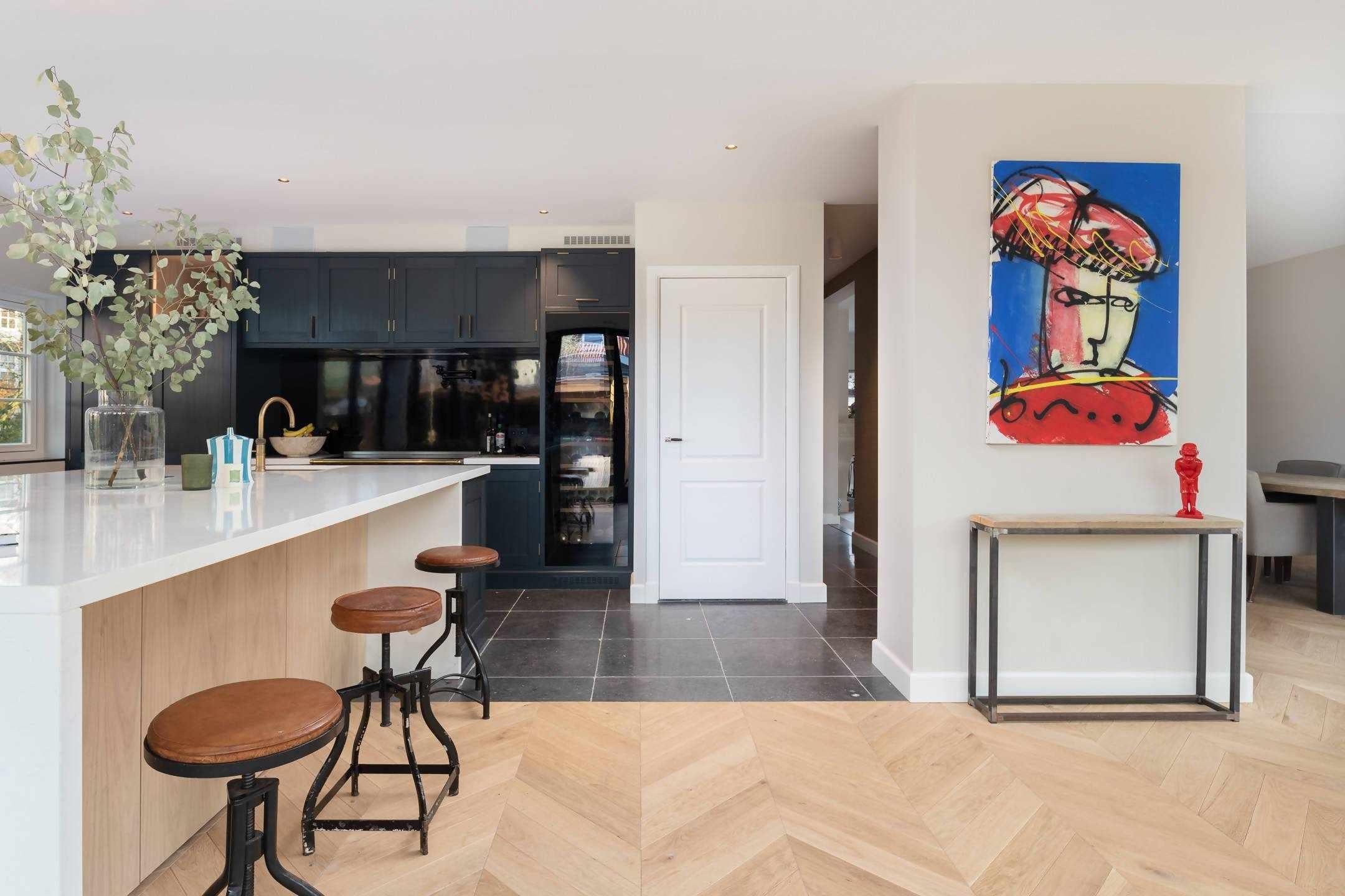 Hongaarse punt jaren 30 woning-The Woodstore-aanbouw,keuken met eiland,keuken met houten vloer,lichte keuken met ramen,moderne keuken,open keuken woonkamer-Jaren 30 woning Hongaarse punt vloer-OBLY