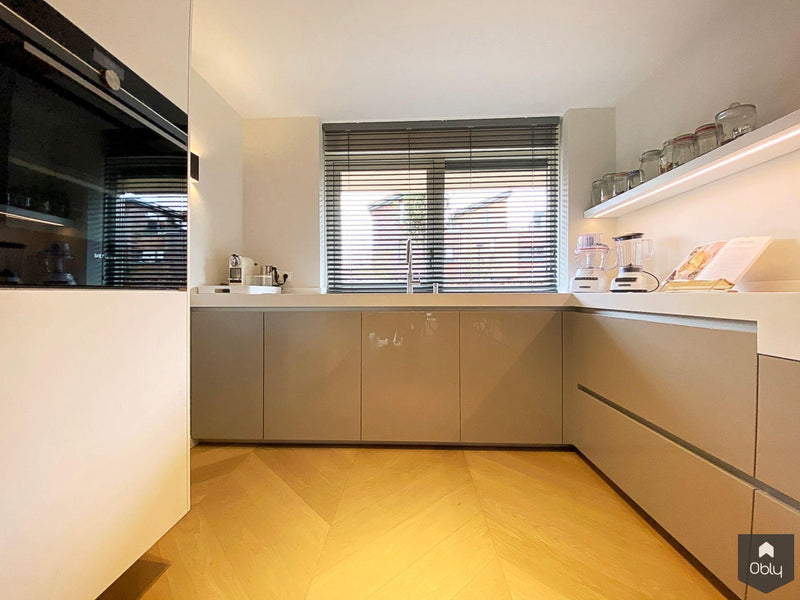 Hoogglans grijze keuken met Corian werkblad-Keukenarchitectuur Midden Brabant-alle,Keuken-OBLY