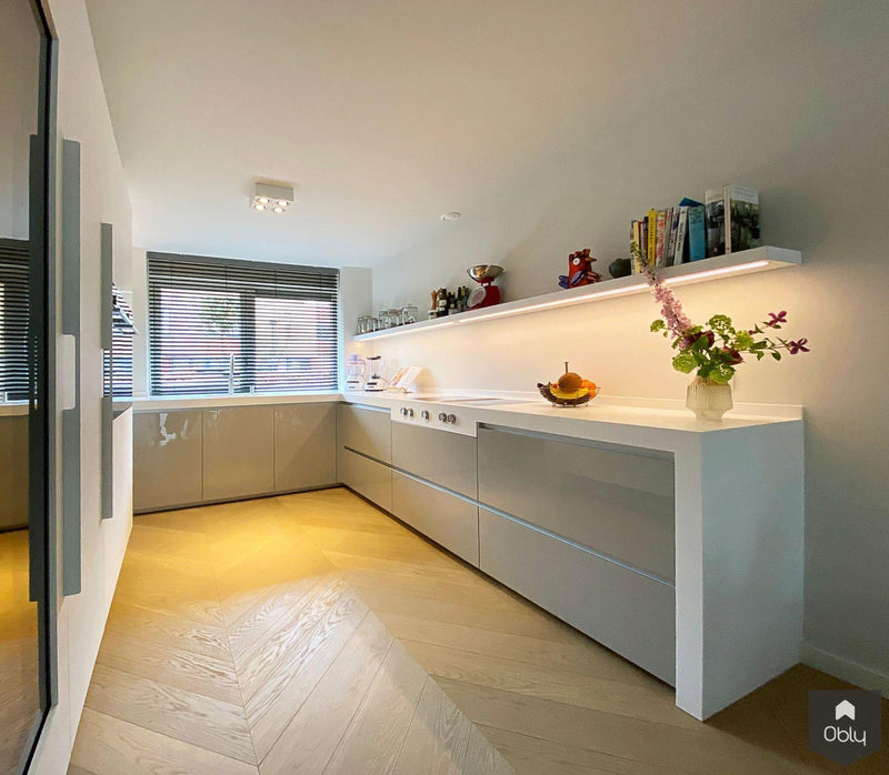 Hoogglans grijze keuken met Corian werkblad-Keukenarchitectuur Midden Brabant-alle, Keuken-OBLY