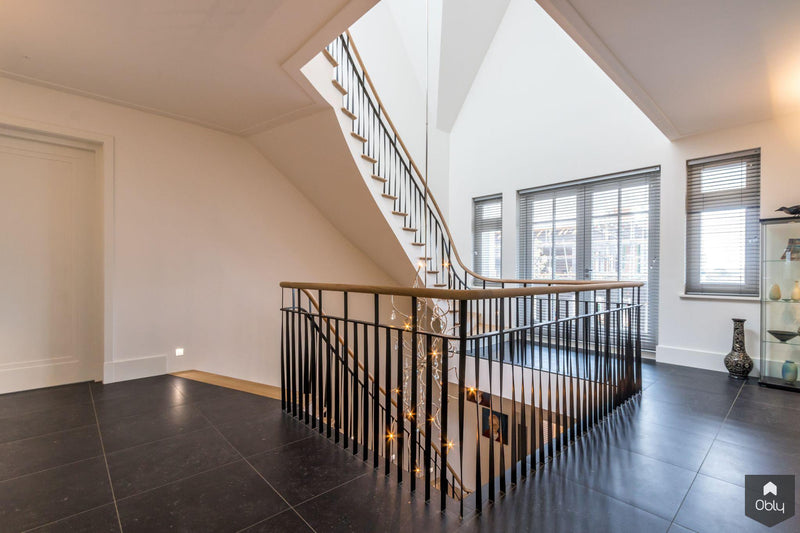 Houten trappen met gedraaid stalen hekwerk-Van Bruchem Staircases-alle,Entree hal trap-OBLY