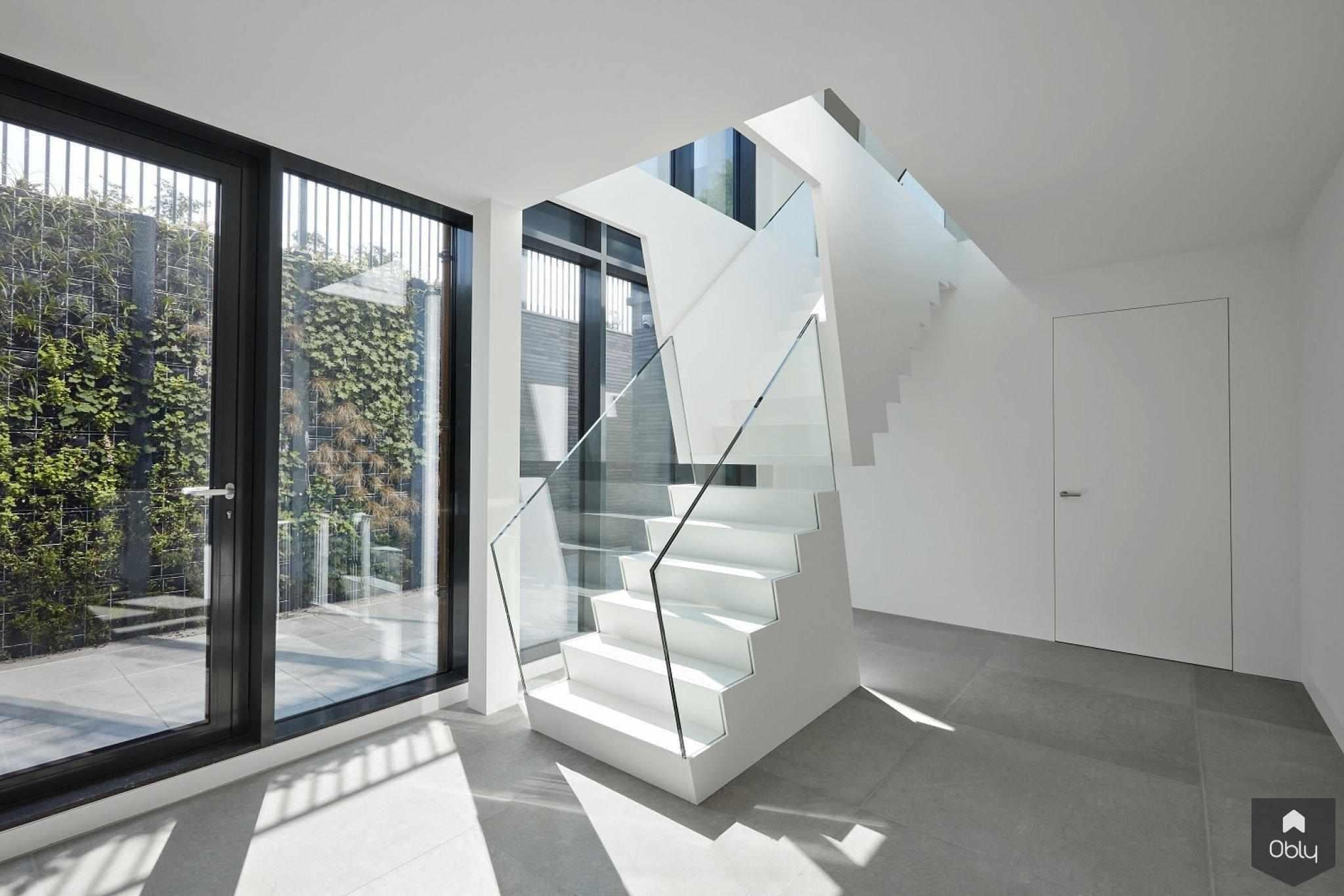 Indrukwekkend woonhuis met HI-MACS elementen-Cora Techniek-alle,designtrap met glazen details,exclusief woonhuis met HI-MACS,Interieur met HI-MACS elementen,Keuken,luxe woning met maatwerk elementen,minimalistische villa inrichting,moderne keuken met kookeiland,moderne leefkeuken met aquarium,ruimtelijk interieur met maatwerk keuken,strak wit interieurdesign,zwevende trap van HI-MACS-OBLY