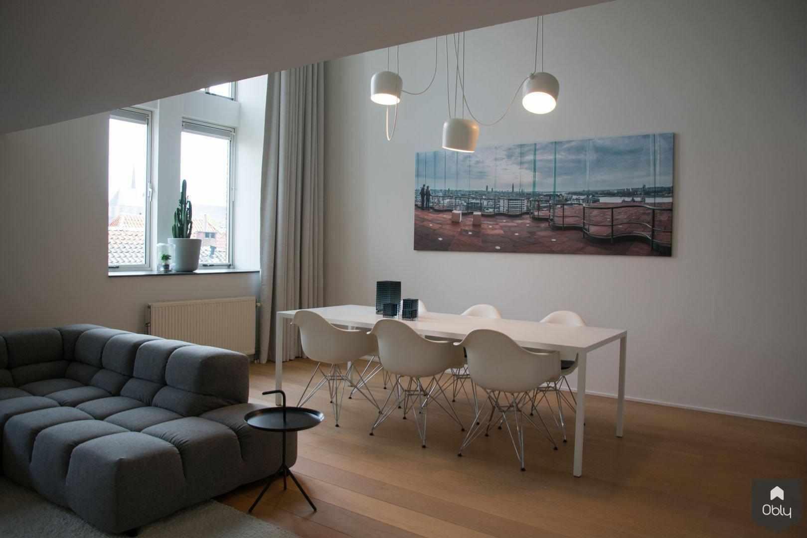 Inrichting loft met vide in gerenoveerde bibliotheek-Van Waay & Soetekouw-Aanbouw,alle,exclusieve leefruimte inspiratie,gerenoveerde bibliotheek loft,loft met vide interieur,luxe woonkamer Delft,minimalistisch design interieur,moderne design meubels,stijlvolle vide woning,Woonkamer-OBLY