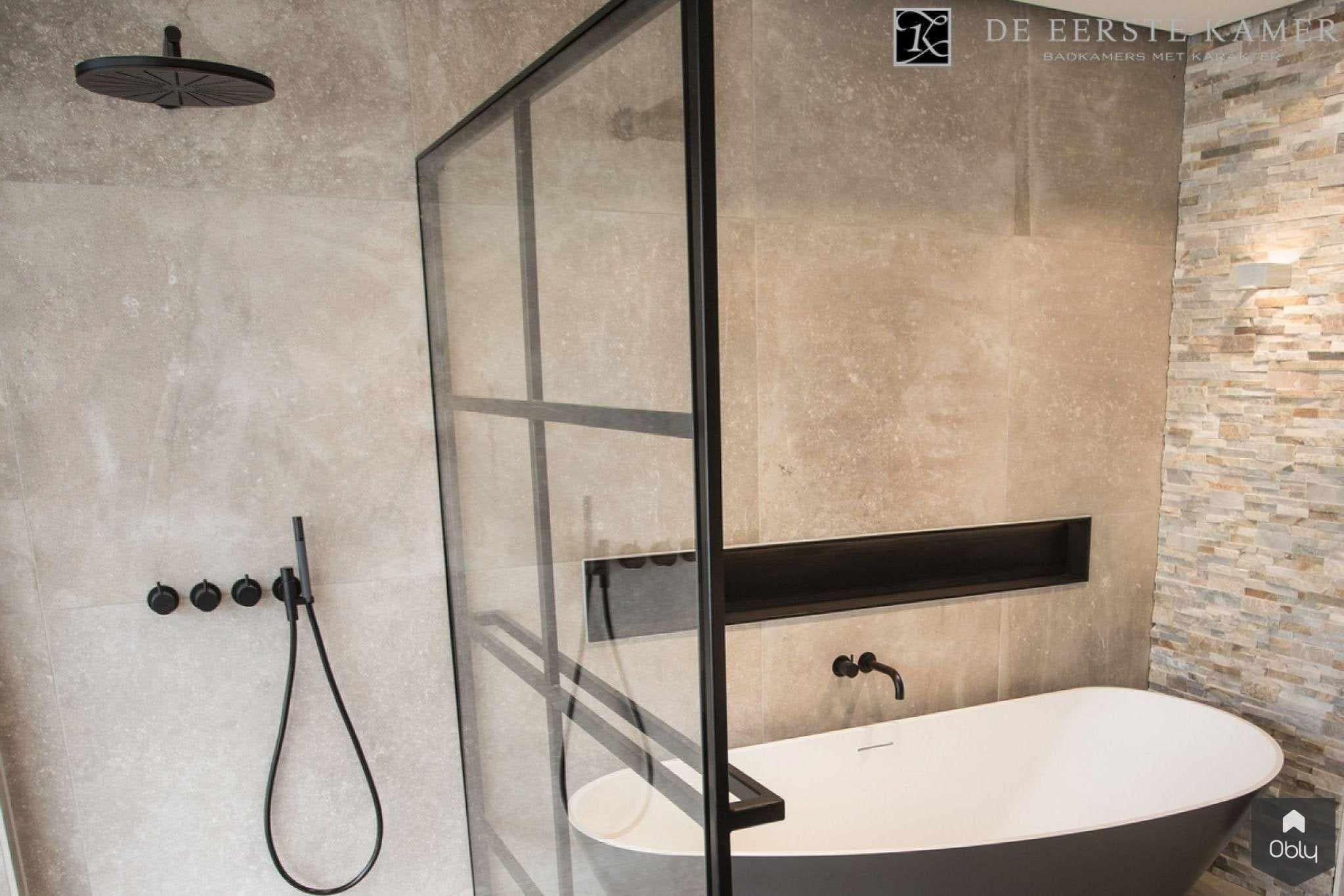 Inspirerende badkamer-De Eerste Kamer-alle,Badkamer,badkamer met nis,designradiator badkamer,inloopdouche met frame,luxe douche inrichting,minimalistische badkamerstijl,moderne doucheoplossing,stalen douchewand zwart,vrijstaand bad design,zwarte kranen badkamer-OBLY