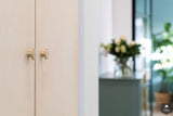 Interieur jaren 30 woning met houten meubelen-Content Traprenovatie-alle,Woonkamer-OBLY