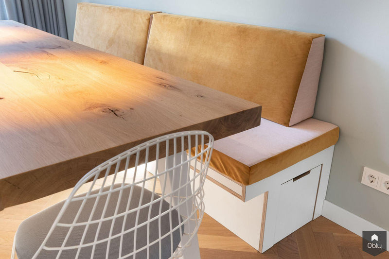Interieur jaren 30 woning met houten meubelen-Content Traprenovatie-alle,Woonkamer-OBLY