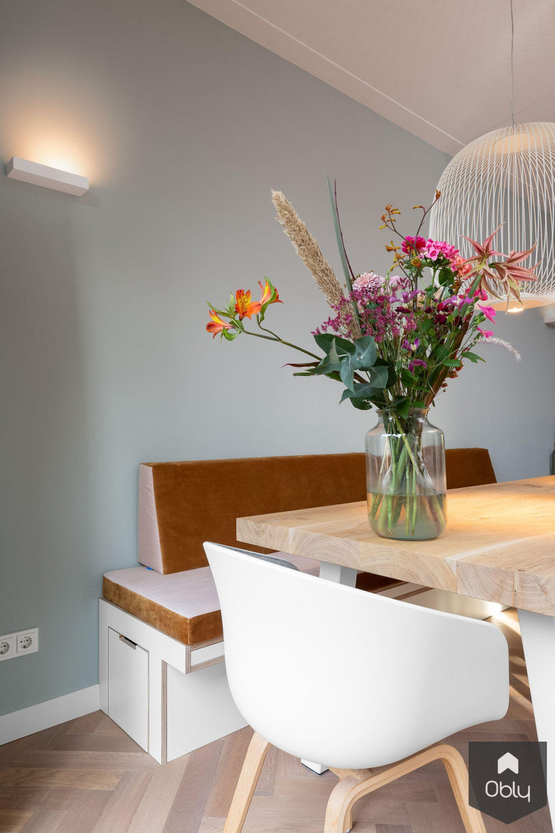 Interieur jaren 30 woning met houten meubelen-Content Traprenovatie-alle,Woonkamer-OBLY