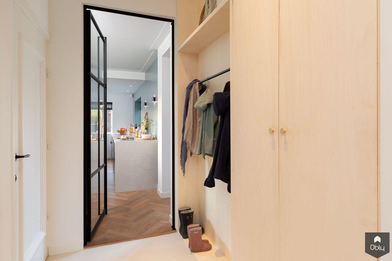 Interieur jaren 30 woning met houten meubelen-Content Traprenovatie-alle,Woonkamer-OBLY