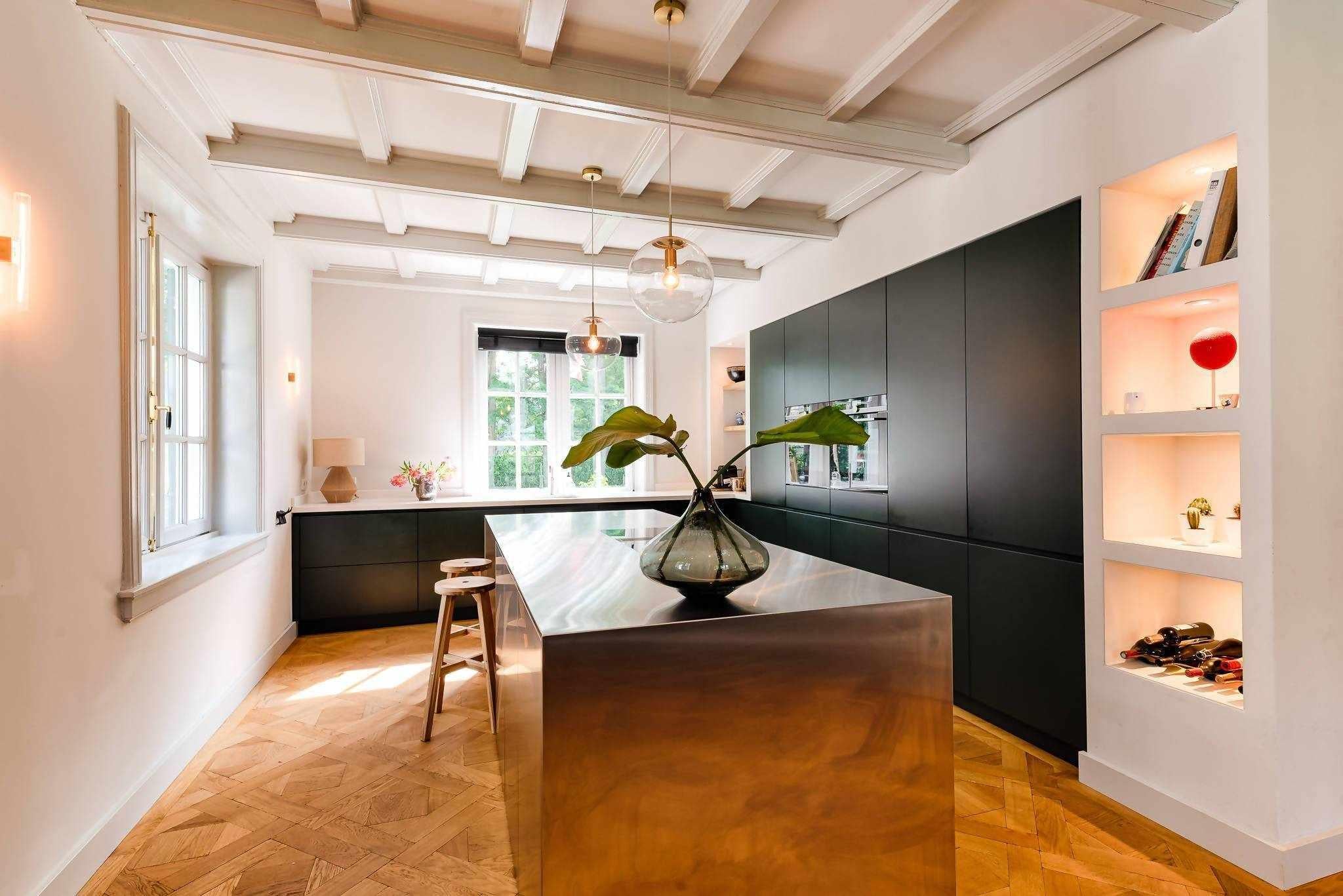 Interieur metamorfose villa-Van Der Cruijsen Interieurbouw-alle,exclusieve leefkeuken inrichting,groene keukenfronten,interieur metamorfose villa,Keuken,luxe woonkeuken op maat,maatwerk interieur ontwerp,marmerlook keukenblad,moderne keuken inspiratie,villa met rieten kap-Interieur metamorfose villa-OBLY