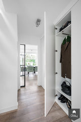Interieurontwerp met maatwerk meubels woonkamer en hal-BABBET. Interieur: Plan & Design-alle,Keuken-OBLY
