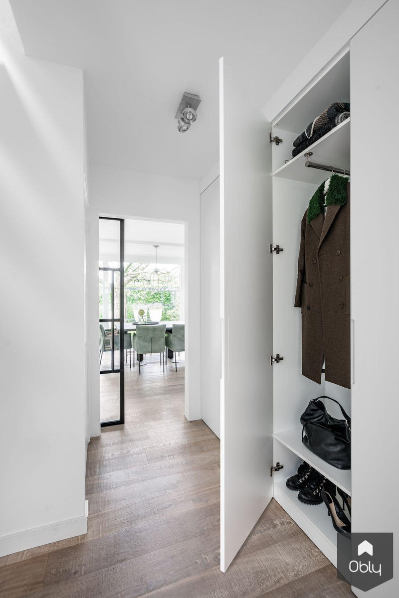 Interieurontwerp met maatwerk meubels woonkamer en hal-BABBET. Interieur: Plan & Design-alle,Keuken-OBLY
