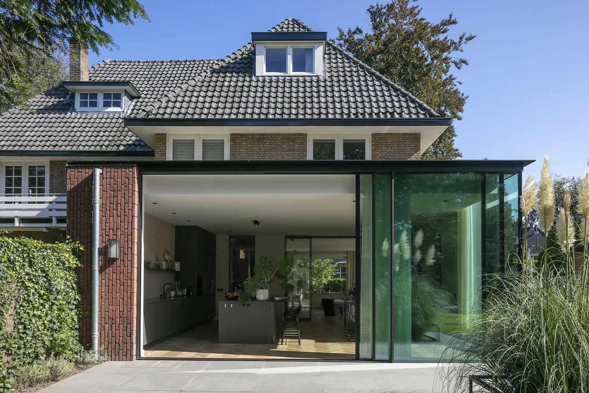 Jaren '30 woning met moderne glazen uitbouw-Nest-GlazenUitbouw,Jaren 30 huis,jaren 30 woning,ModerneArchitectuur,OpenLeefruimte,VeelLichtinval,Woonkamer-Jaren ’30 woning Bussum met moderne aanbouw-OBLY