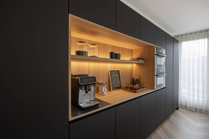 Keuken met mat zwarte hoge kastenwand-Ergoform-alle,Keuken,Woonkamer- Keuken met mat zwarte hoge kastenwand -OBLY
