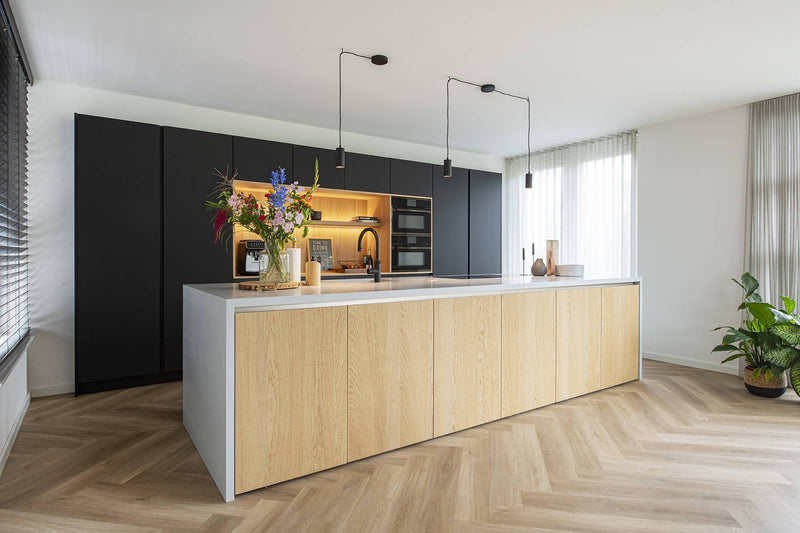 Keuken met mat zwarte hoge kastenwand-Ergoform-alle,Keuken,Woonkamer- Keuken met mat zwarte hoge kastenwand -OBLY