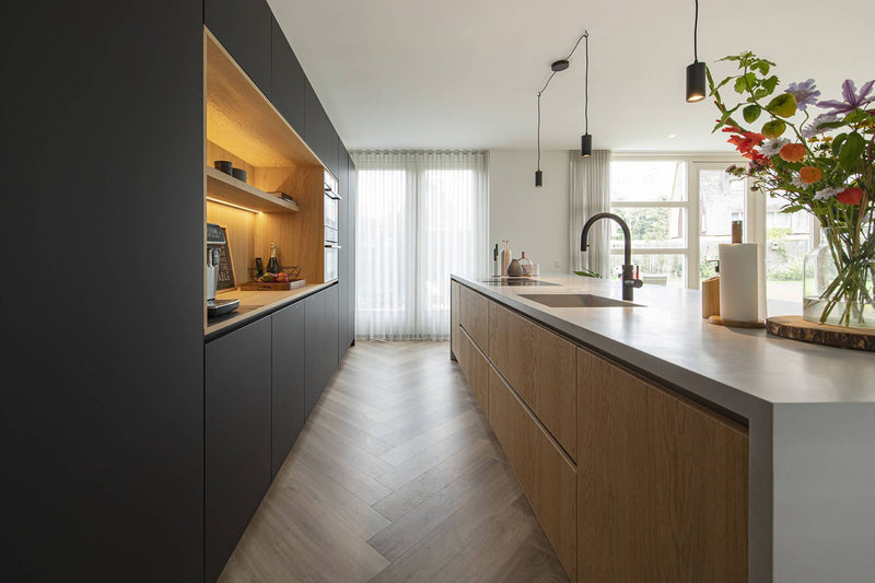 Keuken met mat zwarte hoge kastenwand-Ergoform-alle,Keuken,Woonkamer- Keuken met mat zwarte hoge kastenwand -OBLY