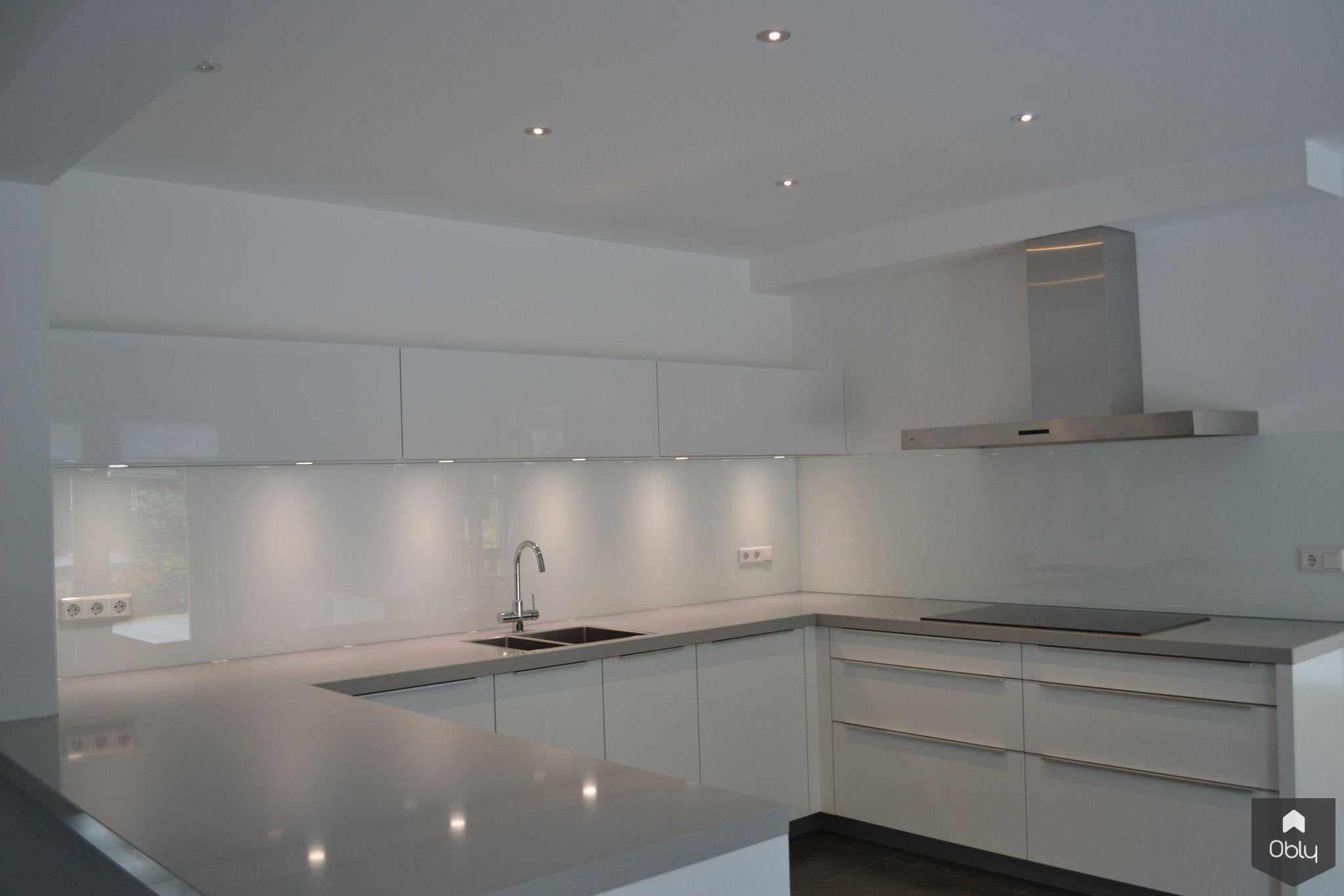 Keukenachterwand van glas-Overveld Glas-alle,glazen spatwand keuken,Keuken,keuken met glazen achterwand,moderne keuken glaswand,strakke keuken glaswand,witte moderne keuken-OBLY