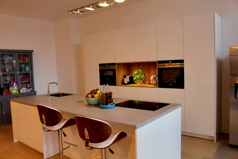 Klassieke hoogglans keuken met kookeiland-NewLook Keukens-Keuken-OBLY