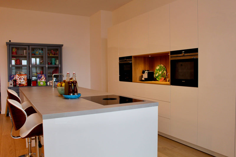 Klassieke hoogglans keuken met kookeiland-NewLook Keukens-Keuken-OBLY
